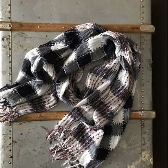 Cotton blend scarf with sparkle & fringe. - Picture 4 of 5